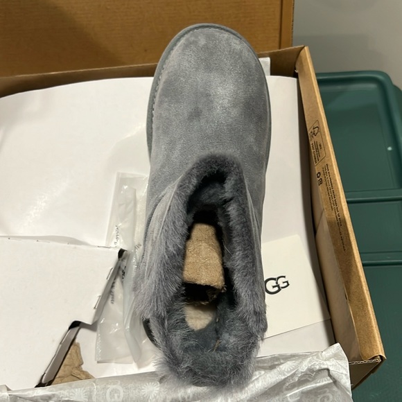 Brand New Ugg classic boots - Picture 3 of 3